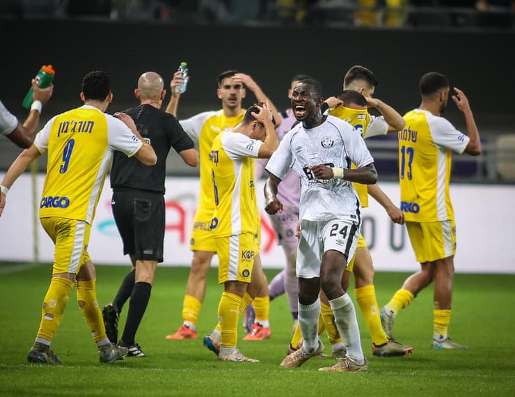 אמבוג'י חוגג, שחקני מכבי ת"א מאוכזבים