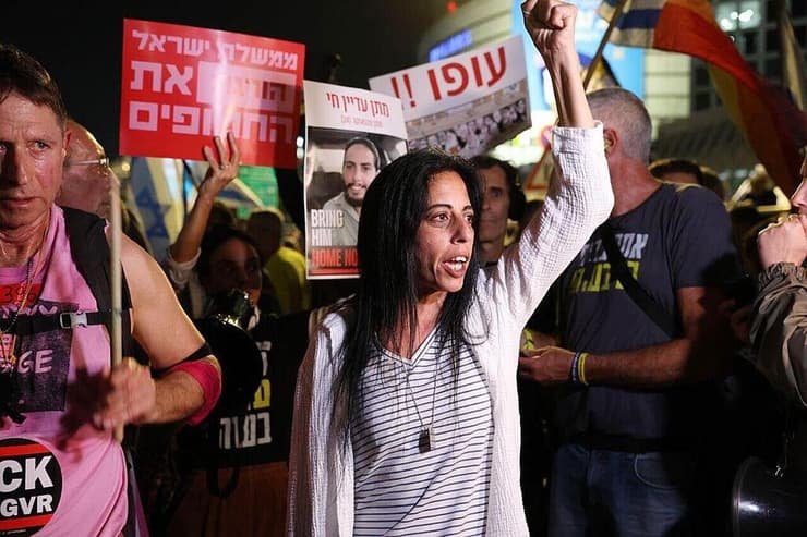 "אני שומע עלייך הרבה". עינב צנגאוקר בהפגנה בבגין (צילום: דנה קופל) עינב צנגאוקר בהפגנה בבגין