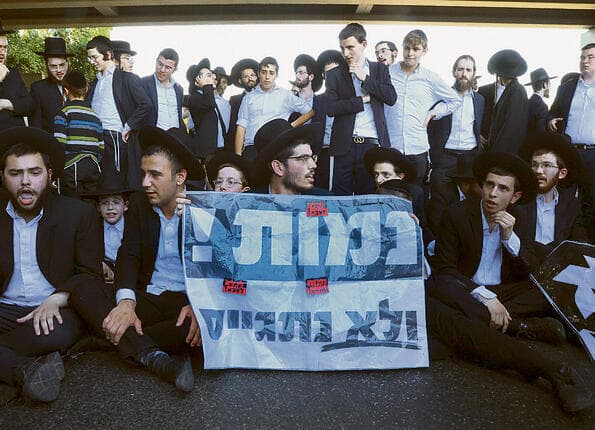 הפגנת חרדים נגד גיוס. אסור שההזדמנות הנדירה לתיקון תתמסמס בחסות חוק פיקטיבי (צילום: שאול גולן) yk14176445