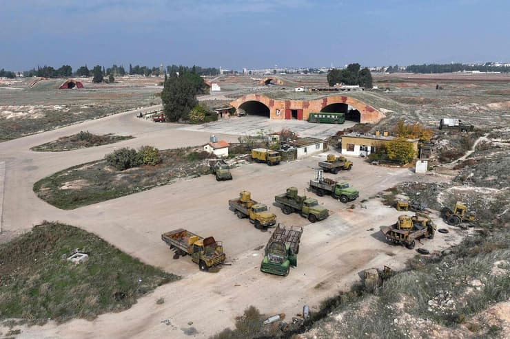 מורדים בסוריה השתלטו על שדה תעופה צבאי בעיר חמה שנכבשה במסגרת הקרבות נגד צבא אסד