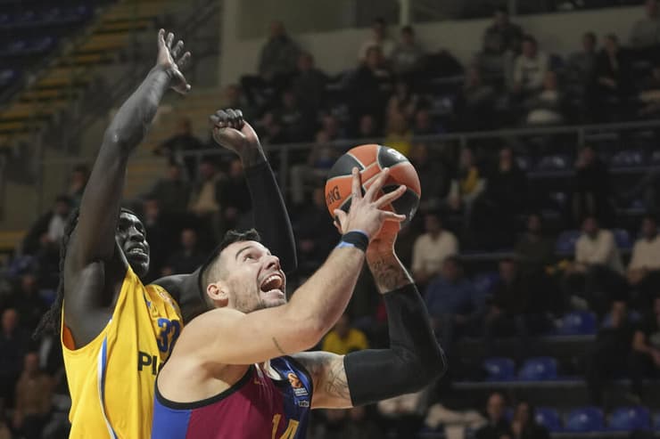 גבריאל לא מצליח לעצור את הרננגומס, אתמול