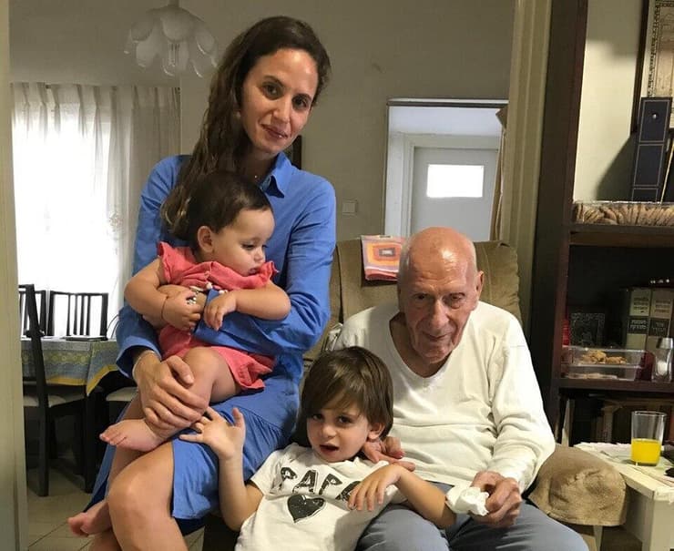 בנימין בלומברג עם הנינים בנימין בלומברג