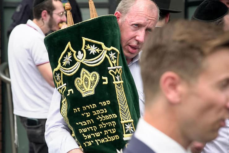 ספר תורה שהוצא מבית הכנסת