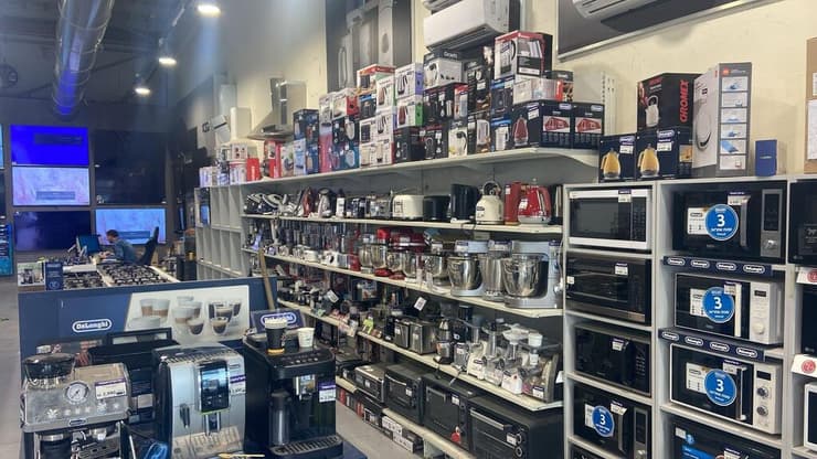 טרקלין חשמל בקריית שמונה. המלאים הושלמו והחנות מוכנה לפתיחה מחודשת