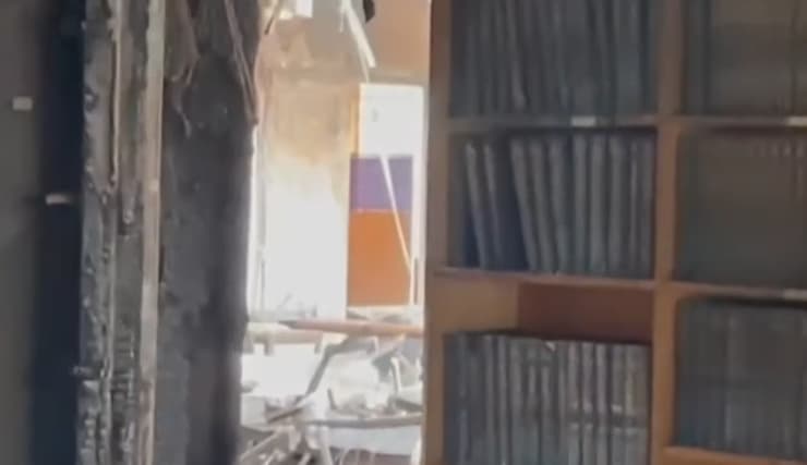 הנזק בתוך בית הכנסת (צילום: מתוך שידורי Sky News באוסטרליה) הנזק בתוך בית הכנסת