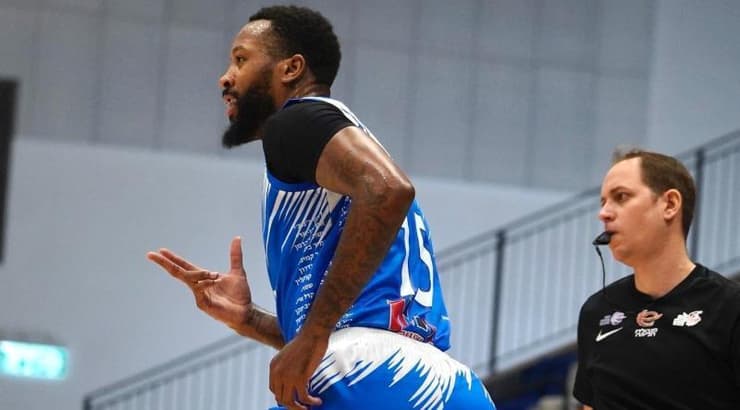 איזייאה מיילס אחרי עוד שלשה (אילי ארז, באדיבות מכבי ר"ג) איזייאה מיילס אחרי עוד שלשה