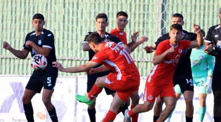 סתיו טוריאל בועט