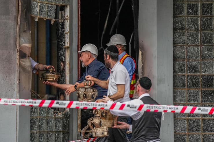 מוציאים כתרים של ספרי תורה מבית הכנסת