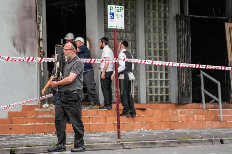 אחד מספרי התורה שהוצאו מבית הכנסת