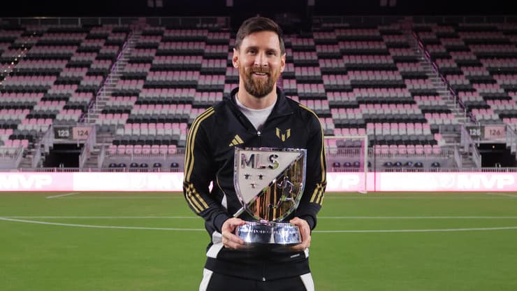 לאו מסי עם גביע ה-MVP של ה-MLS