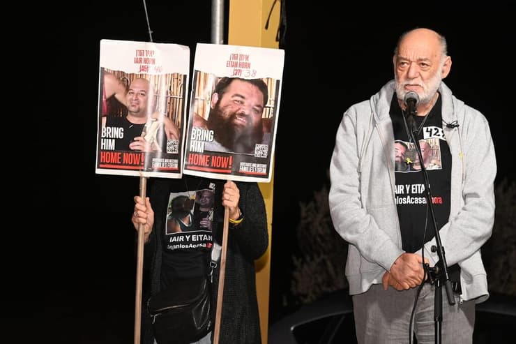 הפגנה להחזרת החטופים בצומת הקשתות בשער הנגב