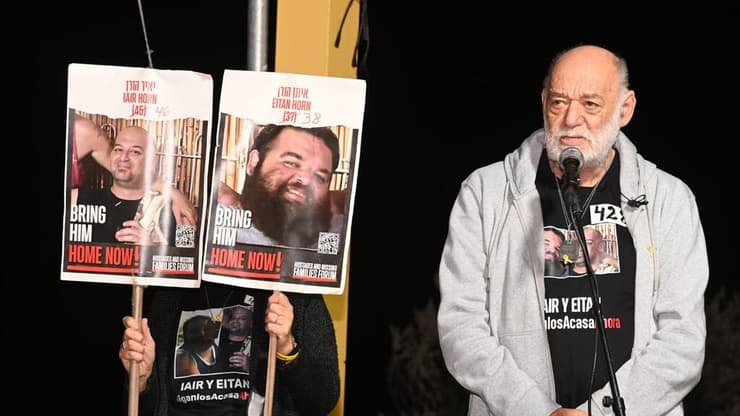 איציק הורן עם תמונות בניו החטופים, לפני כחודש (צילום: הרצל יוסף) הפגנה להחזרת החטופים בצומת הקשתות בשער הנגב