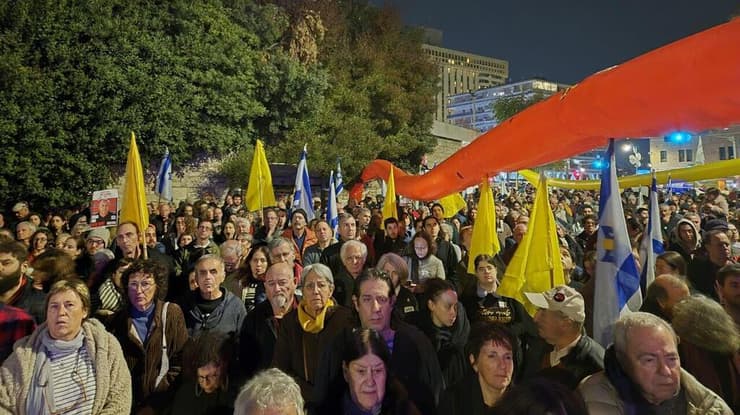 הפגנה להחזרת החטופים בכיכר פריז בירושלים