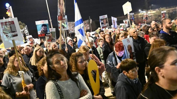הפגנה להחזרת החטופים בצומת הקשתות בשער הנגב