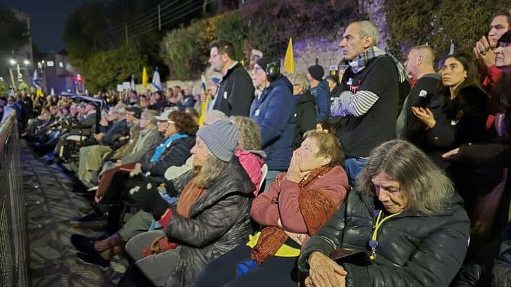 הפגנה להחזרת החטופים בכיכר פריז בירושלים