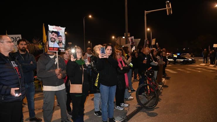 הפגנה להחזרת החטופים בצומת הקשתות בשער הנגב