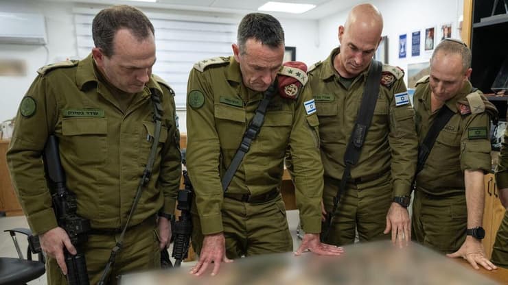 הרמטכ"ל בגבול סוריה. "צריכים לקיים הערכת מצב כל כמה שעות" (צילום: דובר צה"ל ) הרמטכ״ל הרצי הלוי בגבול סוריה