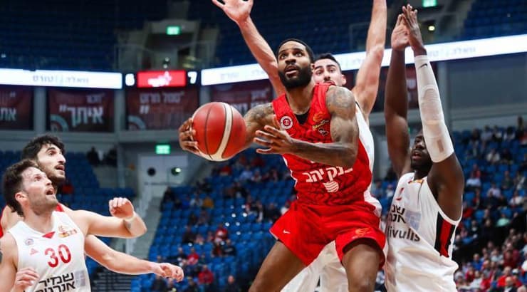 טאריק פיליפ בין שני שחקני גליל עליון (אורן בן חקון) טאריק פיליפ בין שני שחקני גליל עליון