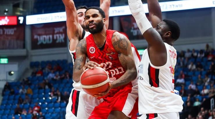 טאריק פיליפ בין שני שחקני גליל עליון (אורן בן חקון) טאריק פיליפ בין שני שחקני גליל עליון