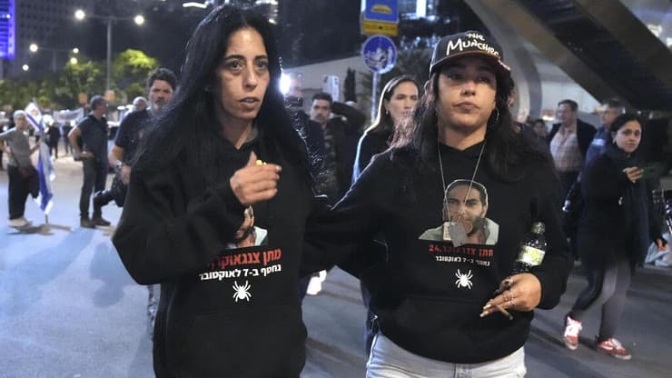 "מצב הזוי, אבל אנחנו לא נוותר". גריצ'בסקי לצד עינב צנגאוקר (צילום: AP /Mahmoud Illean) אילנה גריצ'בסקי בהפגנה להחזרת החטופים ברחוב בגין בתל אביב