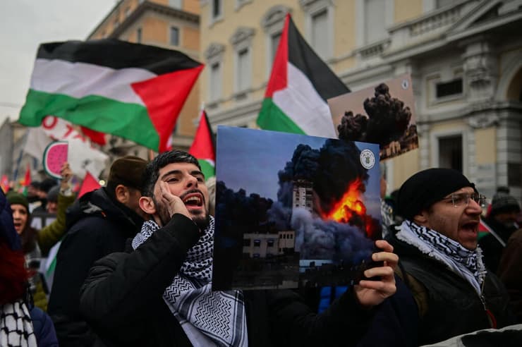 הפגנה פרו-פלסטינית במילאנו (צילום: Piero CRUCIATTI / AFP) הפגנה פרו פלסטינית במילאנו, איטליה