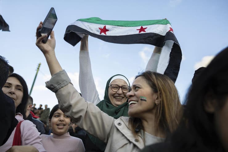 מתנגדי משטר אסד חוגגים את הפלתו, אתמול באתונה, יוון (צילום: AP Photo/Yorgos Karahalis ) אתונה יוון