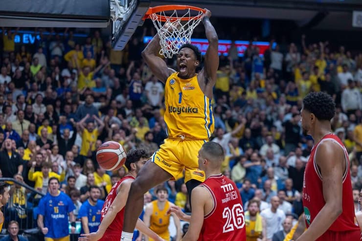 הורד מטביע את הפועל ת"א (צילום: טל שחר) שחקן מכבי ת"א ג'יילן הורד