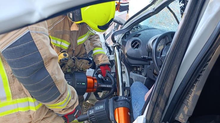 תאונת דרכים בין שני כלי רכב, נהגת לכודה ליד ישוב פעמי תש״ז כביש 293