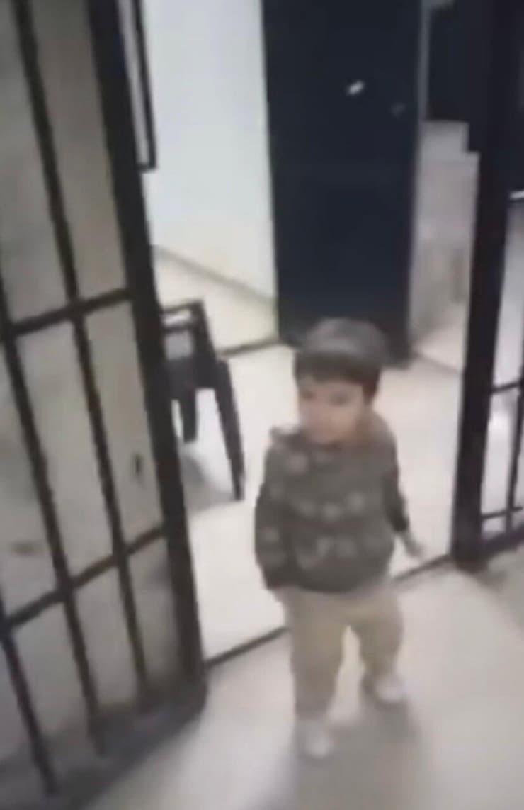 ילד שהיה בעצמו כלוא בכלא סיידנאיא, כפי שתועד אתמול ילד שהיה עצור בכלא בסידנאיא