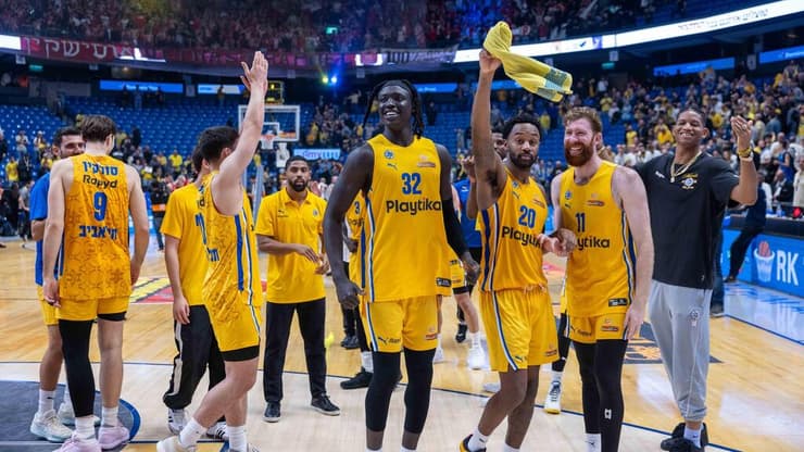 הדרבי הראשון של העונה צהוב. שחקני מכבי ת"א חוגגים (צילום: טל שחר) שחקני מכבי ת"א חוגגים