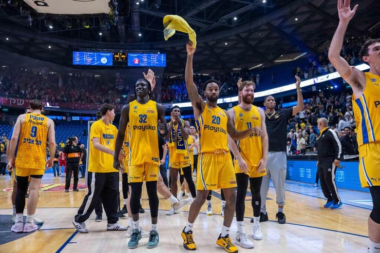 שחקני מכבי ת"א חוגגים