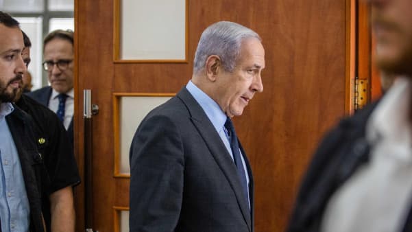 בנימין נתניהו לבד ב בית משפט מחוזי ירושלים עדות ארנון מילצ'ן וידאו מ ברייטון בריטניה תיק 1000 תיקי האלפים משפט נתניהו