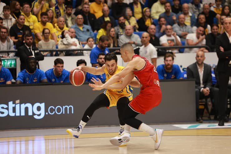 מדר מול בלאט במהלך הדרבי התל-אביבי. הליגה תושבת? (צילום: טל שחר) שחקן מכבי ת"א תמיר בלאט מול שחקן הפועל ת"א ים מדר