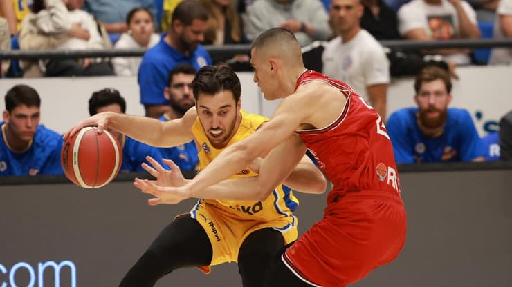 שחקן מכבי ת"א תמיר בלאט מול שחקן הפועל ת"א ים מדר