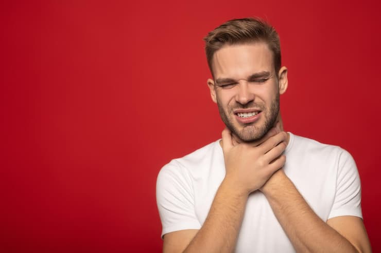 וירוסים יכולים להתפשט באוויר על ידי שיעול, התעטשות, או גם כשאנשים נוגעים במשטחים שמזוהמים בווירוסים (צילום: shutterstock) כאב גרון