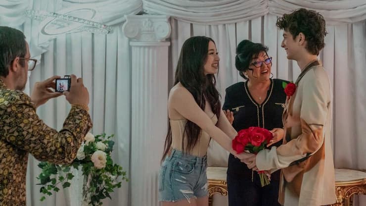 עומר אדם ניגן בחופה. מתוך "אנורה" (צילום: באדיבות בתי קולנוע לב) מתוך "אנורה"