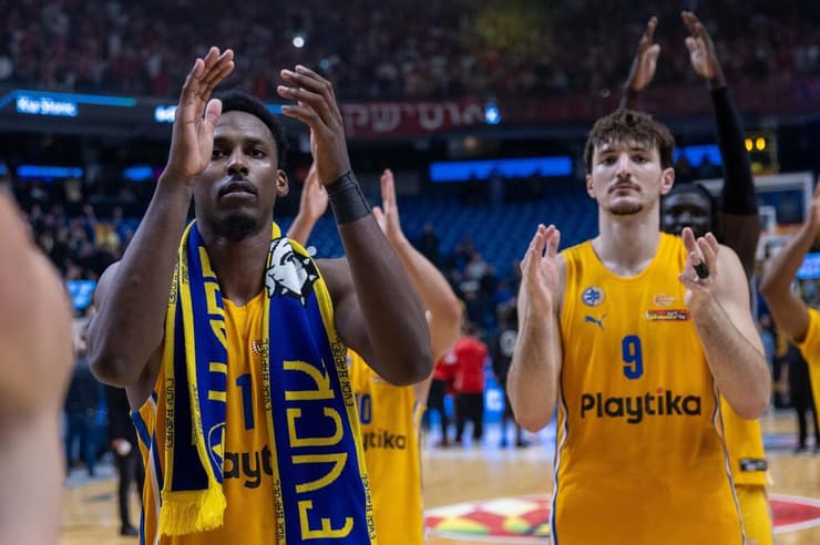 נשארו. סורקין והורד (צילום: טל שחר) שחקן מכבי ת"א רומן סורקין, ג'יילן הורד