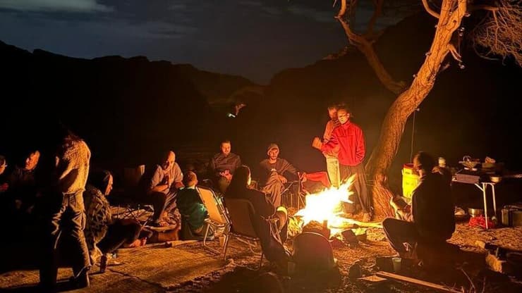 "סביב המדורה וסיר הפויקה - הצלחתי להיפתח מול אלו שיכולים להבין אותי הכי טוב" (צילום: עמותות "האחים שלנו" ו"שפת הים") "סביב המדורה וסיר הפויקה - הצלחתי להיפתח מול אלו שיכולים להבין אותי הכי טוב"