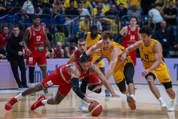 מלחמה על הפרקט (צילום: טל שחר) שחקן הפועל ת"א איש וויינרייט מול שחקן מכבי ת"א רוקאס יוקובאיטיס, ג'ון דיברתולומיאו