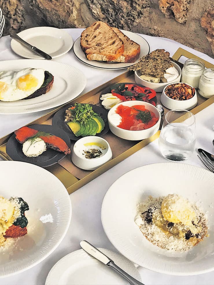 ג'ורג' וג'ון, תל –אביב