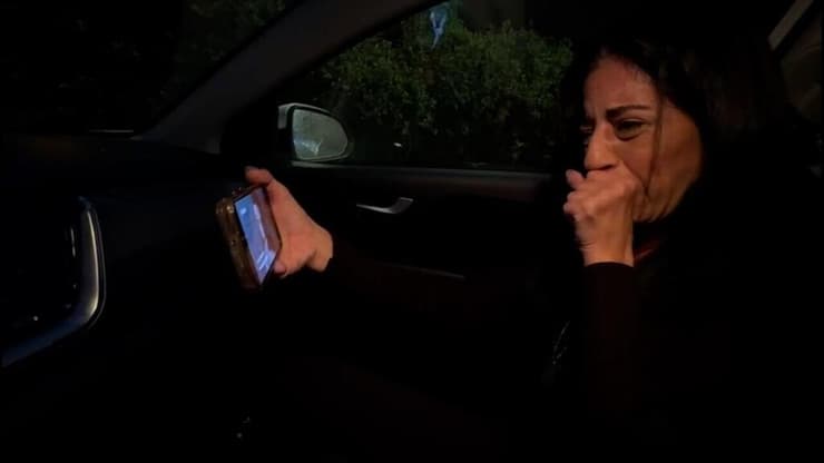 עינב צנגאוקר צופה בסרטון שחמאס פרסמו של בנה החטוף