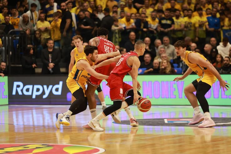 הפועל ת"א נחלשה אחרי פתיחה חזקה. ים מדר (צילום: טל שחר) שחקן הפועל ת"א ים מדר מול שחקן מכבי ת"א תמיר בלאט, רומן סורקין