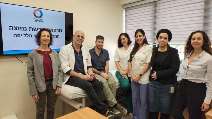 גל ארזי עם צוות המרפאה (צילום: דוברות המרכז הרפואי הלל יפה) גל ארזי טרשת נפוצה
