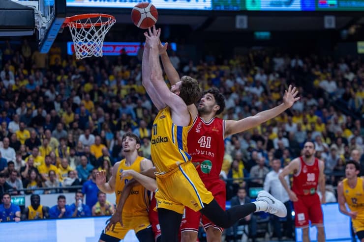 שחקן מכבי ת"א וויל ריימן מול שחקן הפועל ת"א תומר גינת
