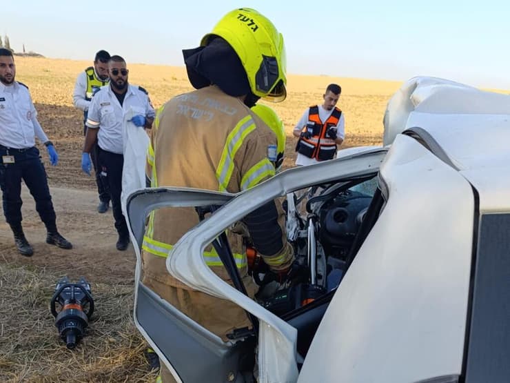 תאונת דרכים בין שני כלי רכב, נהגת לכודה ליד ישוב פעמי תש״ז כביש 293