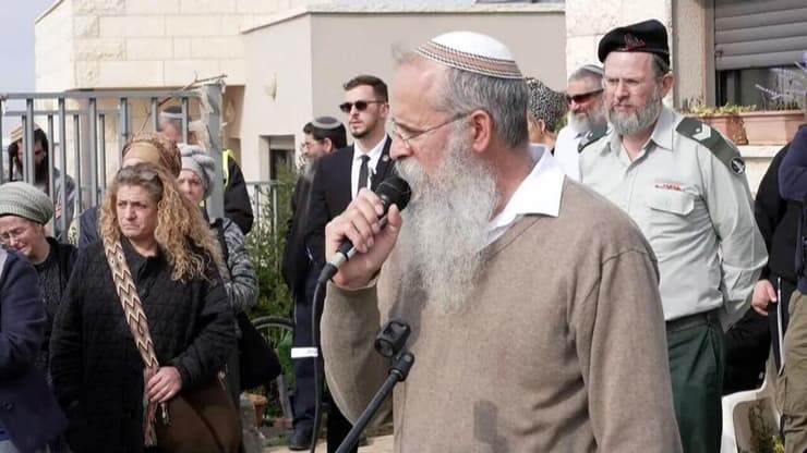 הלוויתו של סרן אברהם בן פינחס ז"ל בבית העלמין הצבאי ביישוב דולב