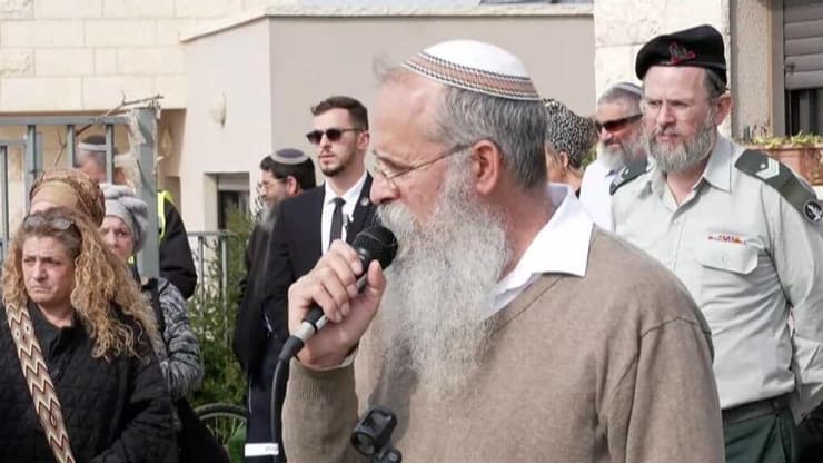 הלוויתו של סרן אברהם בן פינחס ז"ל בבית העלמין הצבאי ביישוב דולב