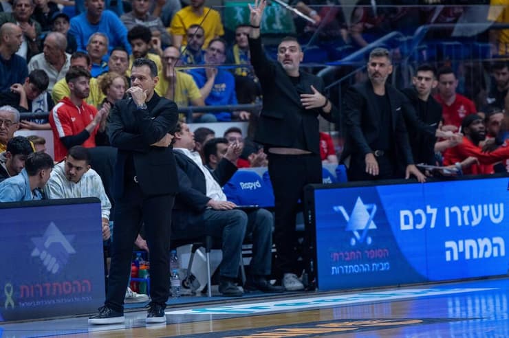 מאמן הפועל ת"א דימיטריס איטודיס