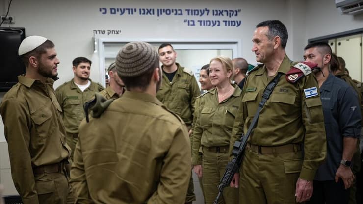 הרמטכ"ל למתגייסים לגולני: "נלחמים גם בסוריה, ועוד רגע זה יהיה שלכם" (צילום: דובר צה"ל) הרמטכ"ל הרצי הלוי ביקר את המתגייסים החדשים לגולני בלשכת הגיוס