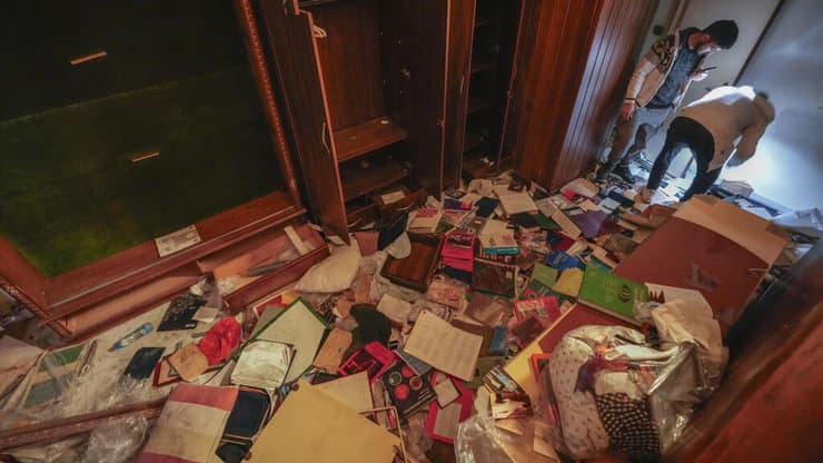 חדרי הארמון הנשיאותי של אסד לאחר פשיטת המורדים (צילום: AP Photo/Hussein Malla) חדרי הארמון הנשיאותי של אסד לאחר פשיטת המורדים